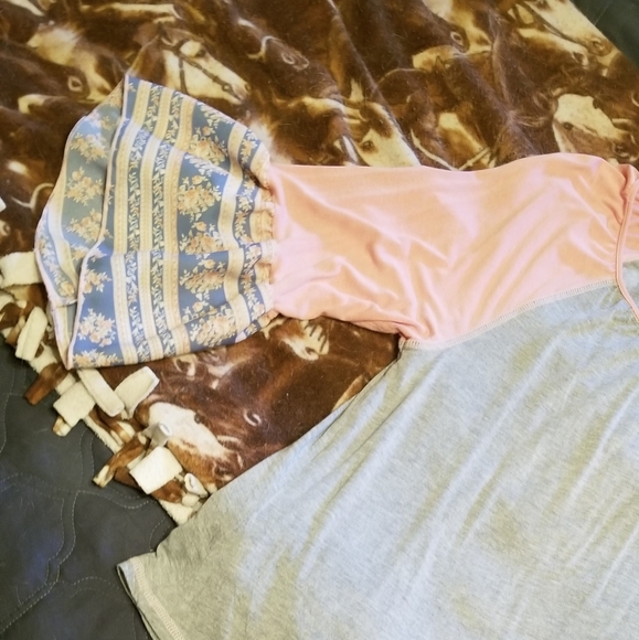 Discreet Brand top with Flare sleeves - Picture 4 of 5